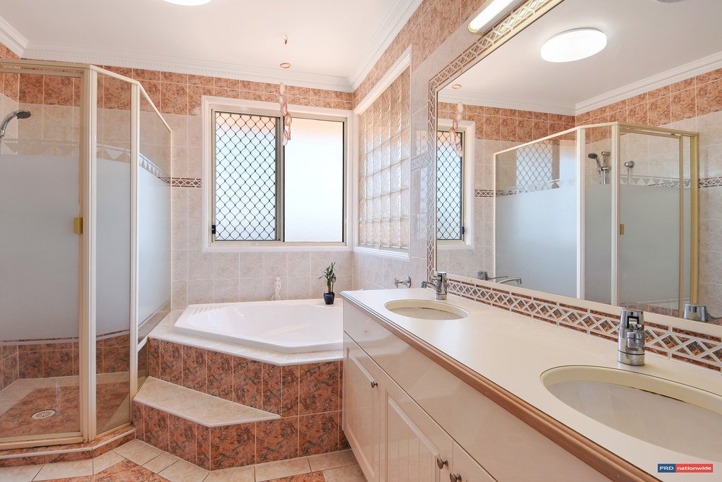 27 Warbler Parade VARSITY LAKES 6