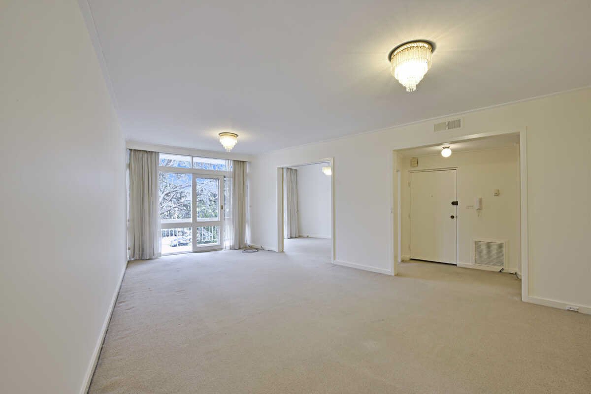 Gallery: 2/70 Orrong Crescent