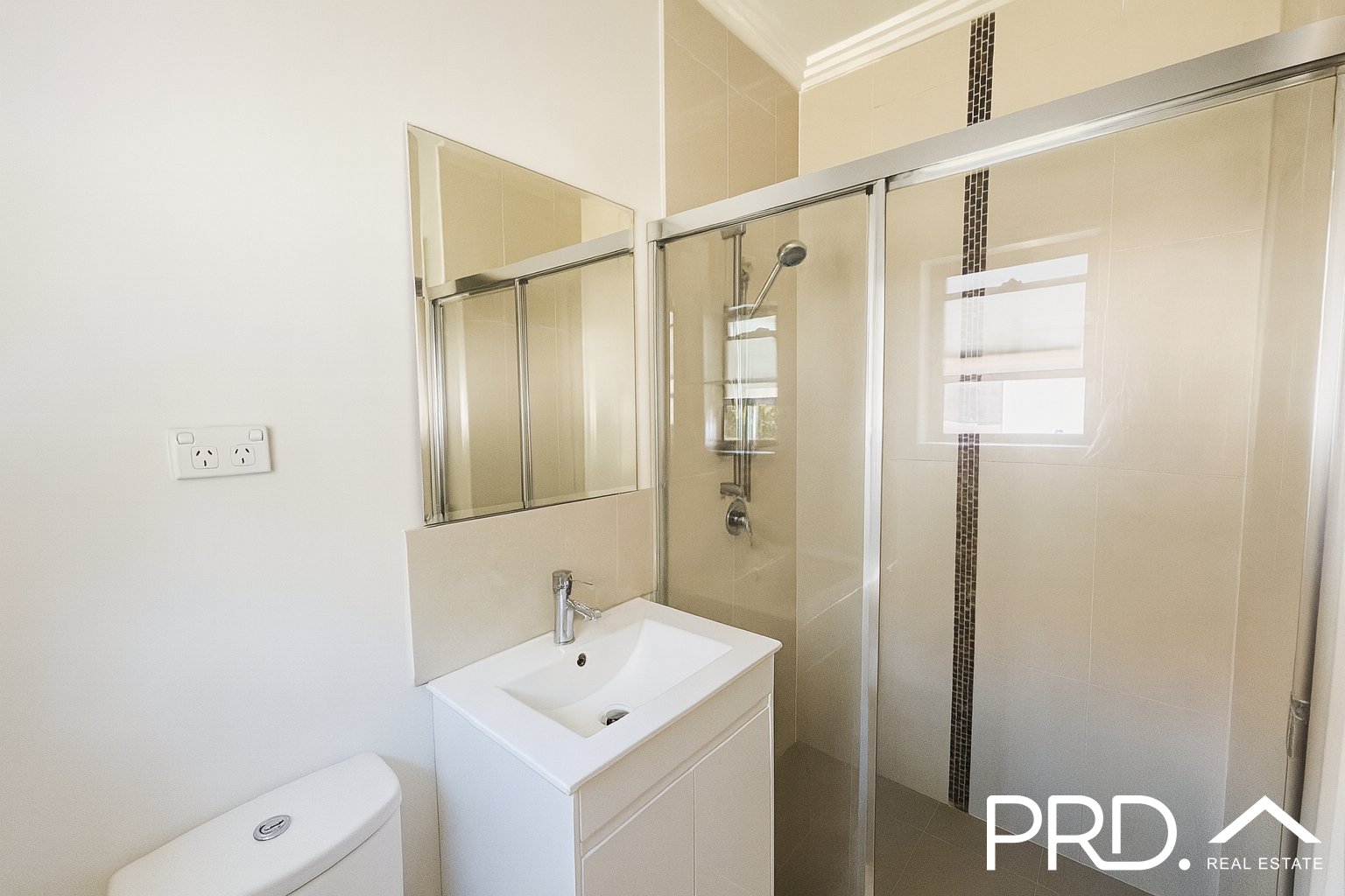 2/711 Henry Lawson Drive EAST HILLS 5