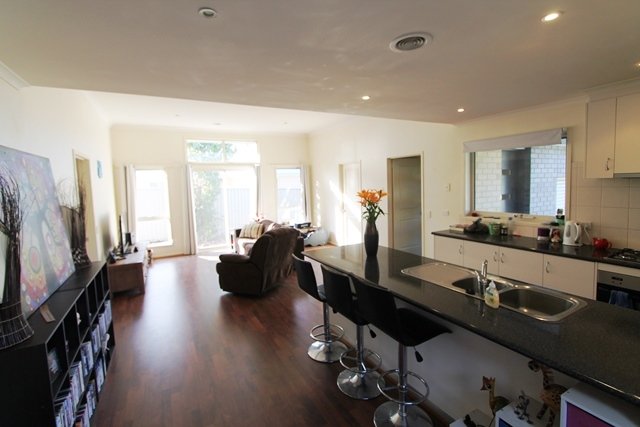 2/712 Geelong Road CANADIAN 2