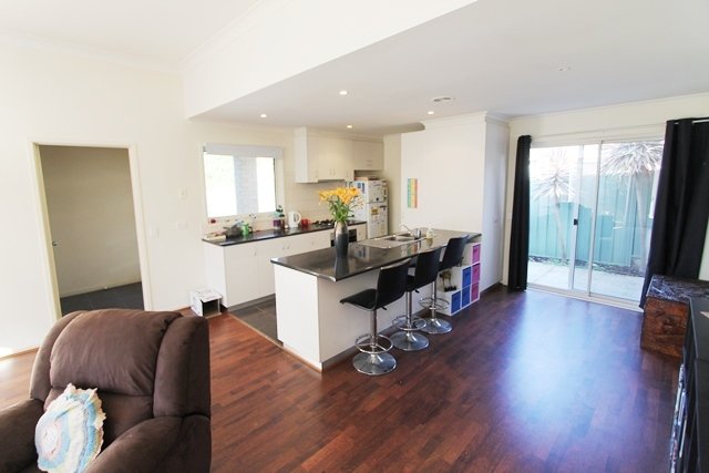 2/712 Geelong Road CANADIAN 3