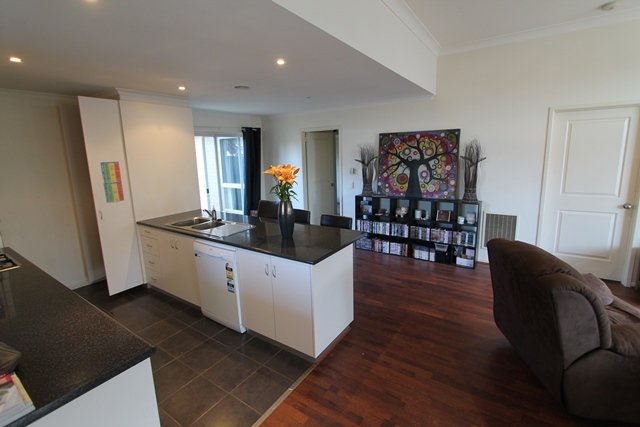 2/712 Geelong Road CANADIAN 6