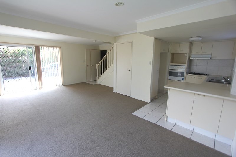 2/74 Pohlman Street SOUTHPORT 4