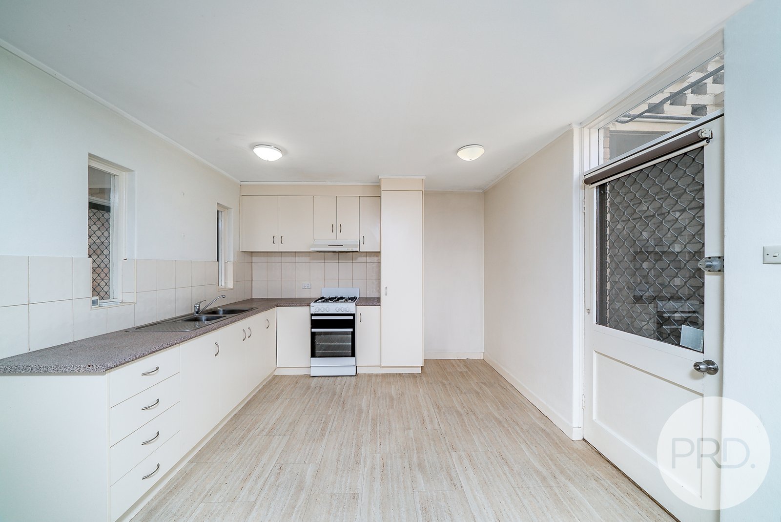 2/74A Tompson  WAGGA WAGGA 3