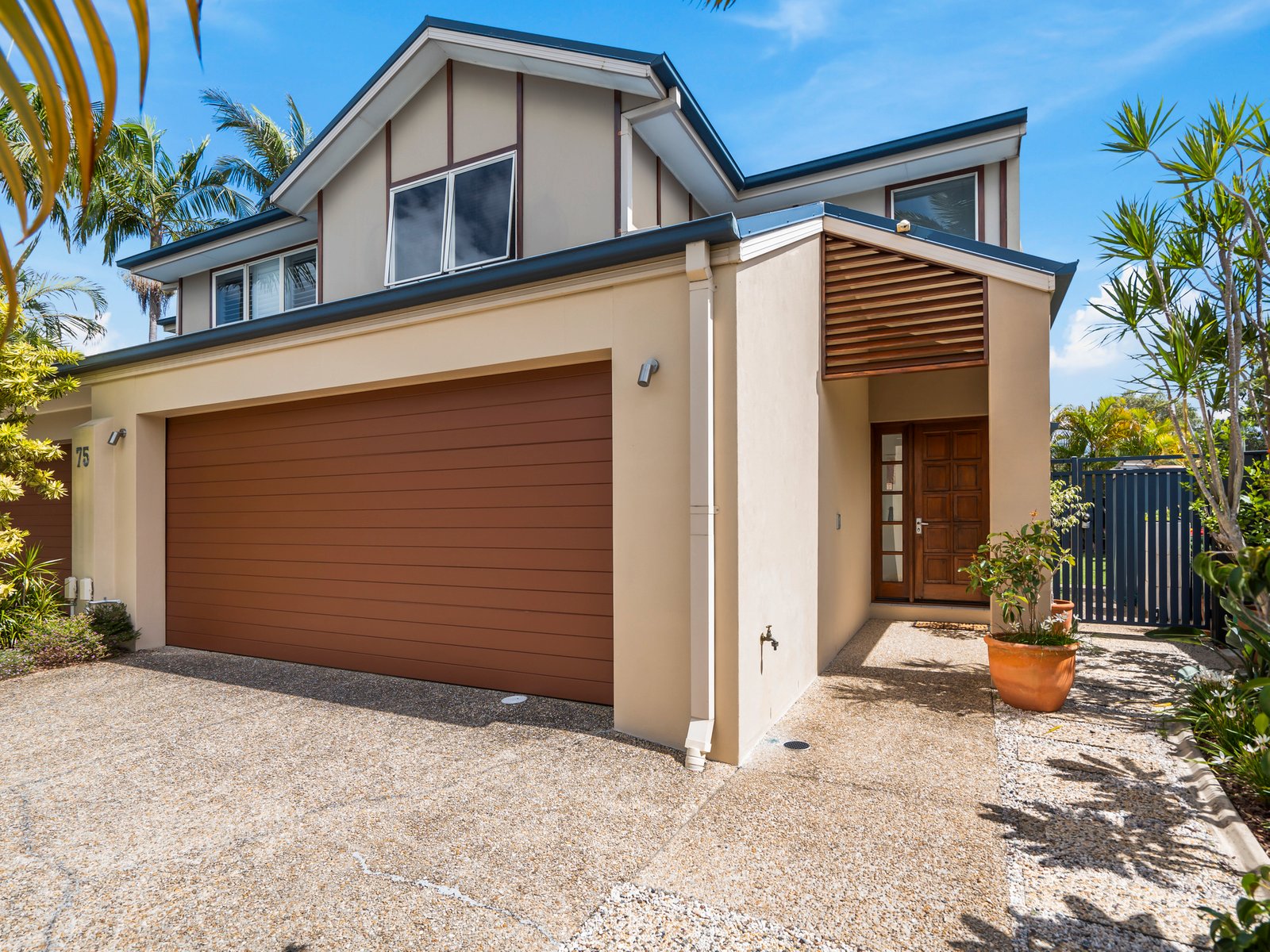2/75 Tallebudgera Drive PALM BEACH 3