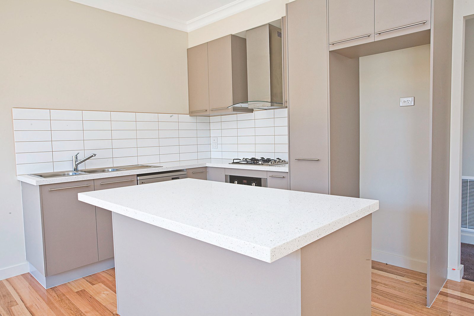 Gallery: 2/79 Kananook Avenue