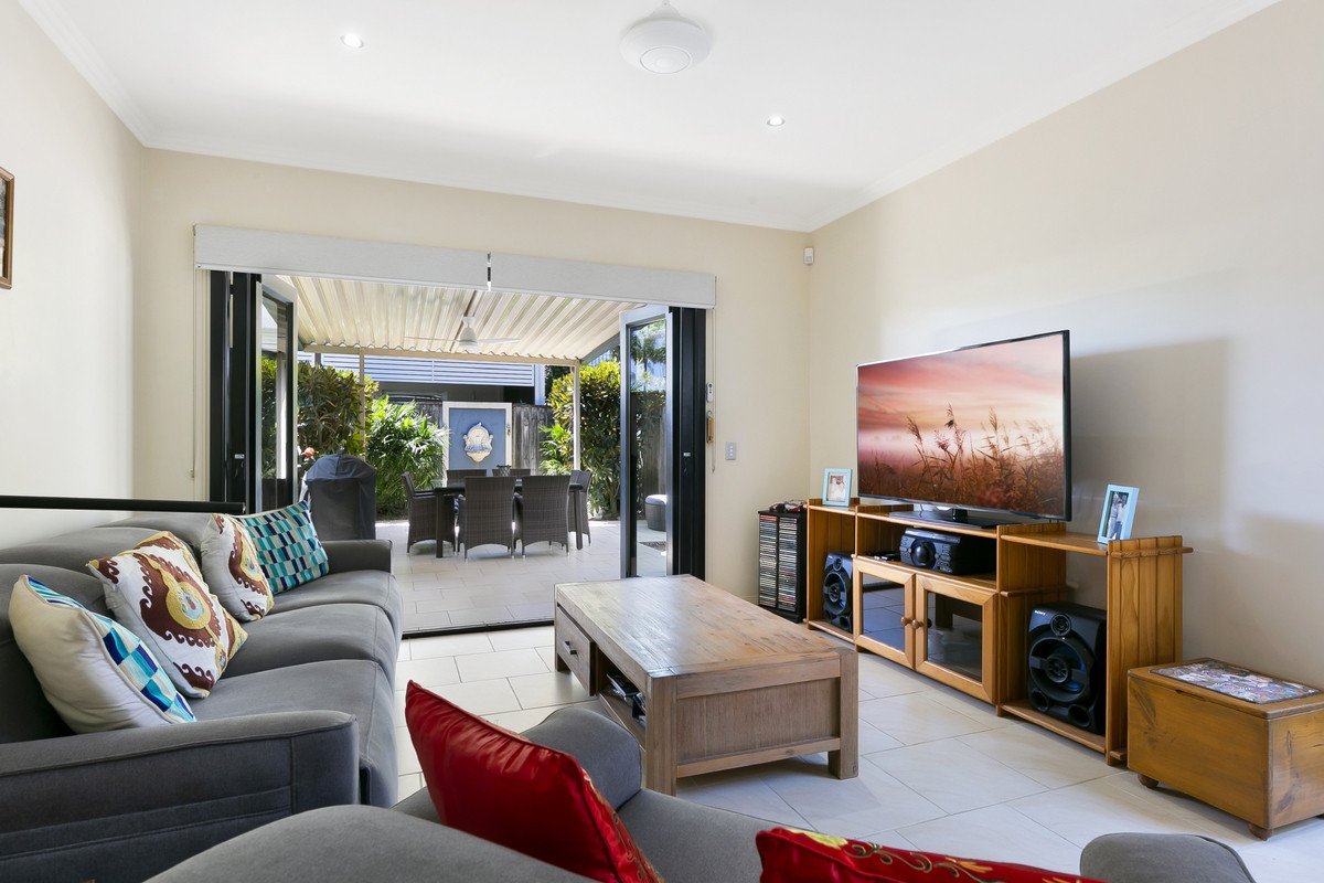 2/79 Nobby Parade MIAMI 1