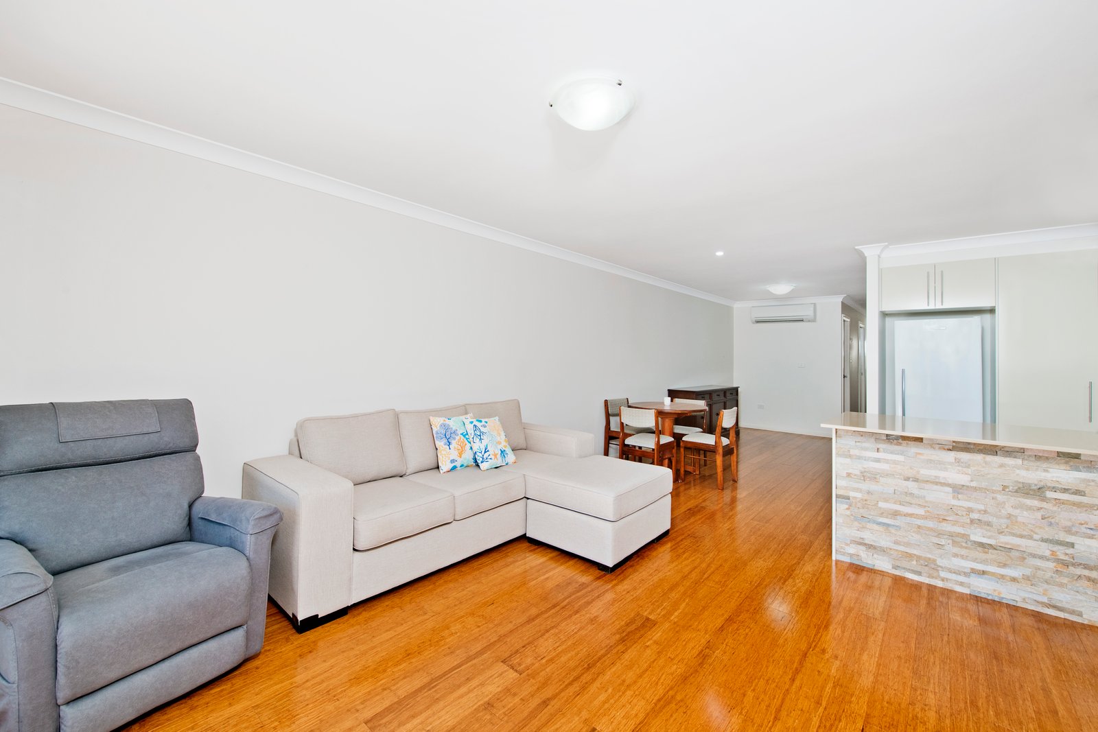 27A Lake Street LAURIETON 9
