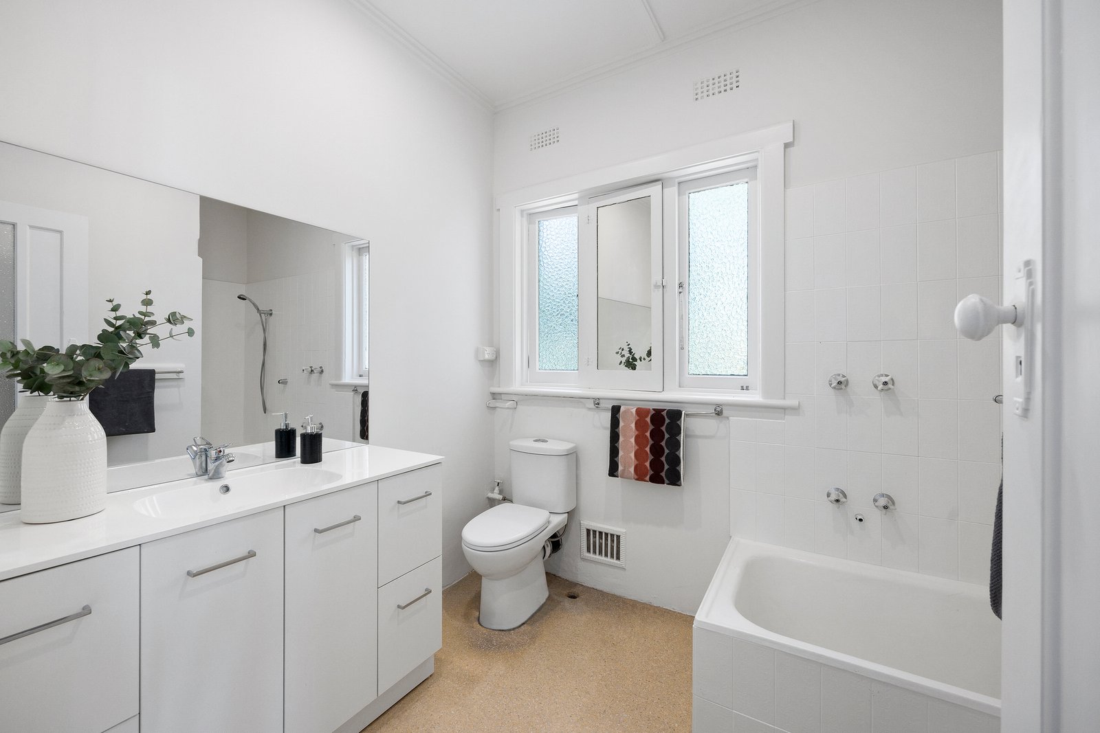 Real Estate and Property in 27A Nepean Highway, Elsternwick, VIC