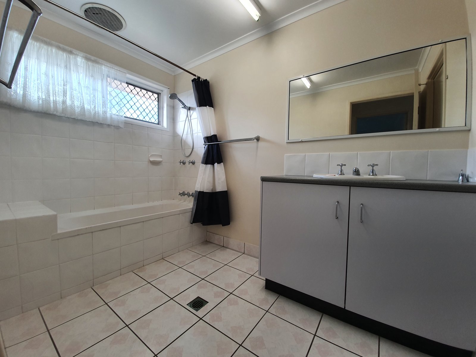 2/8-10 Gardenia St  PROSERPINE 9