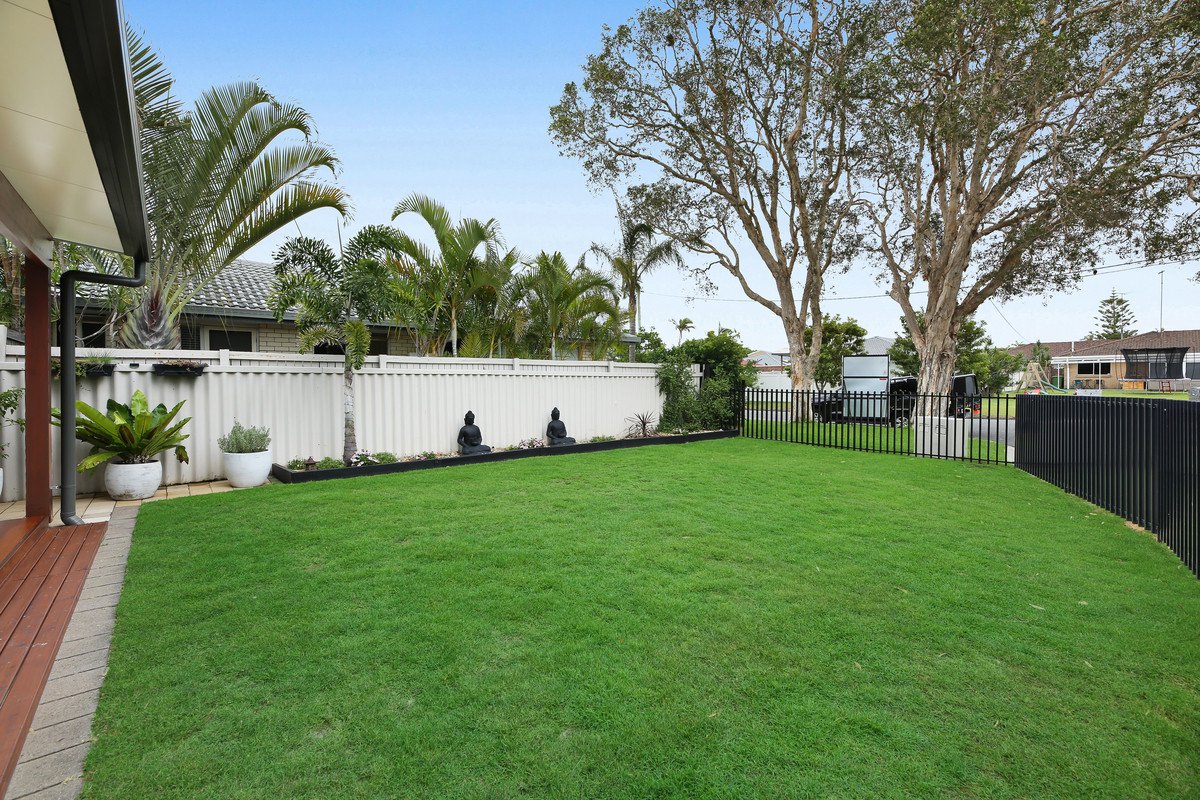2/8 Cantwell Court Miami 27