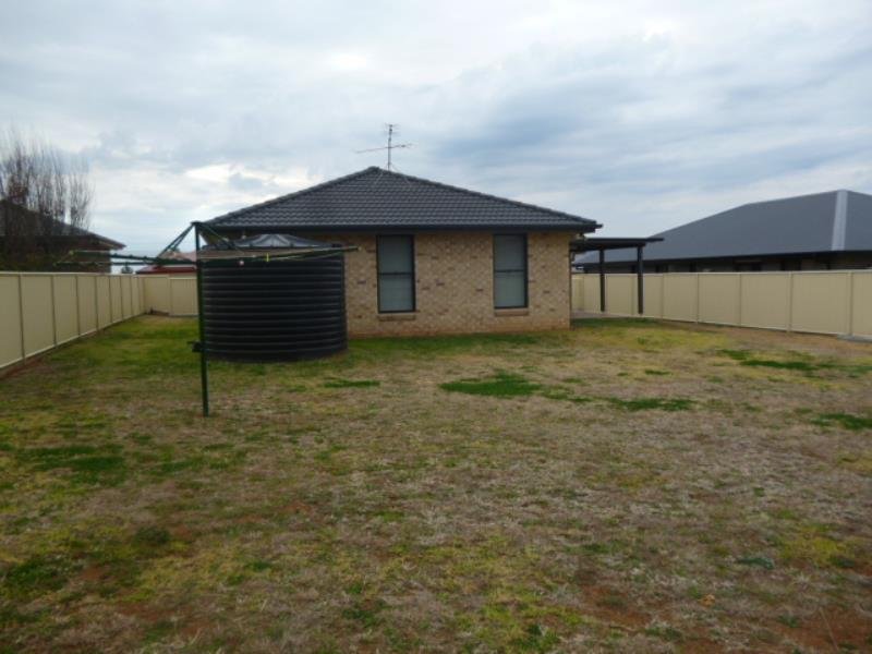 28 Cunningham Street TAMWORTH 4