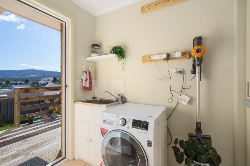 2/8 Glenfern Street HOWRAH 11