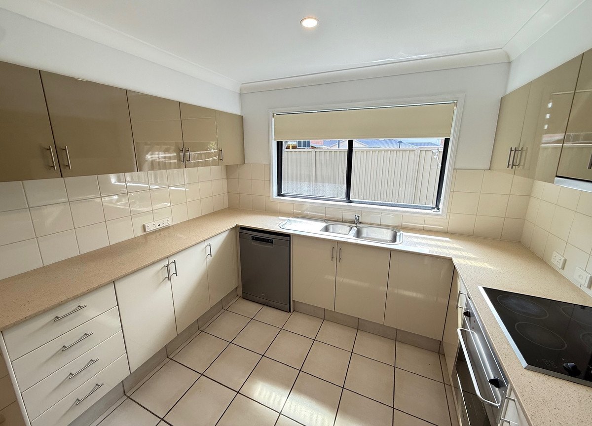 2/8 Gordon Street Labrador 1