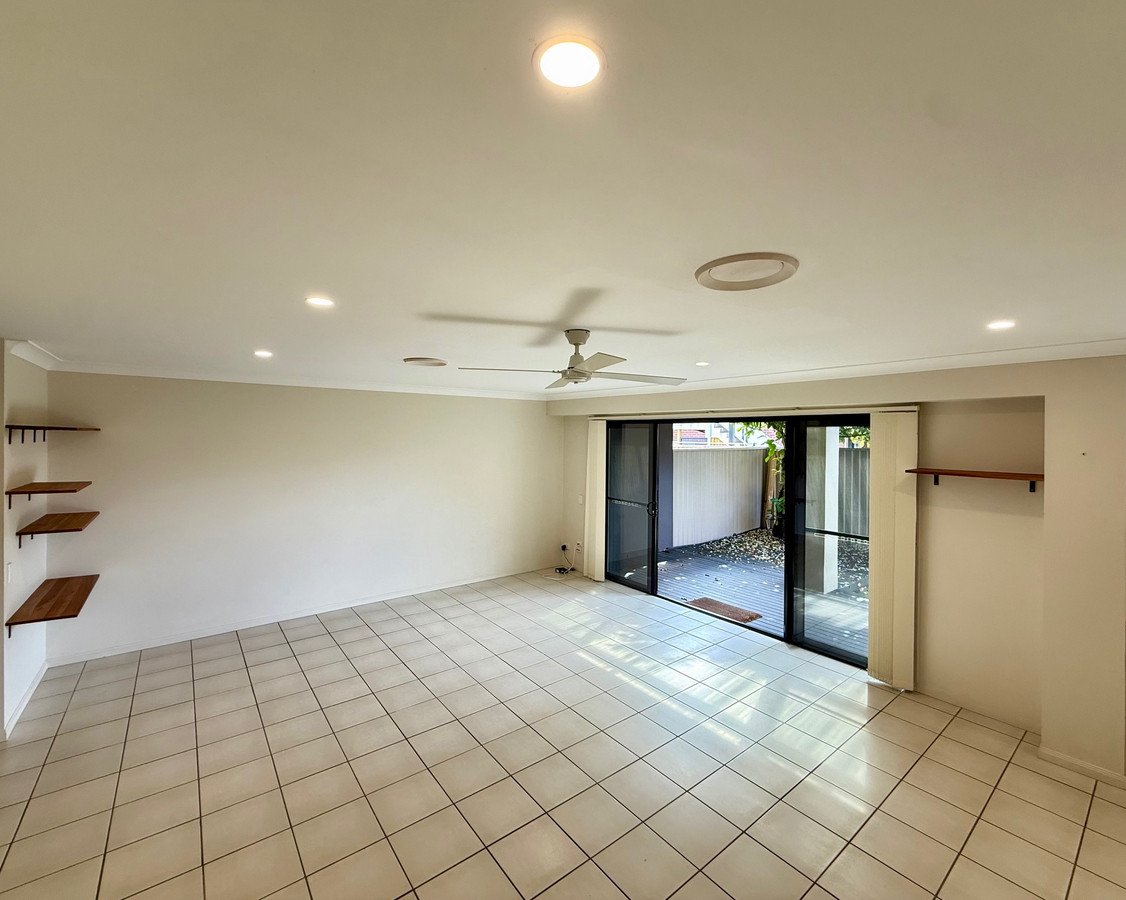 2/8 Gordon Street Labrador 5