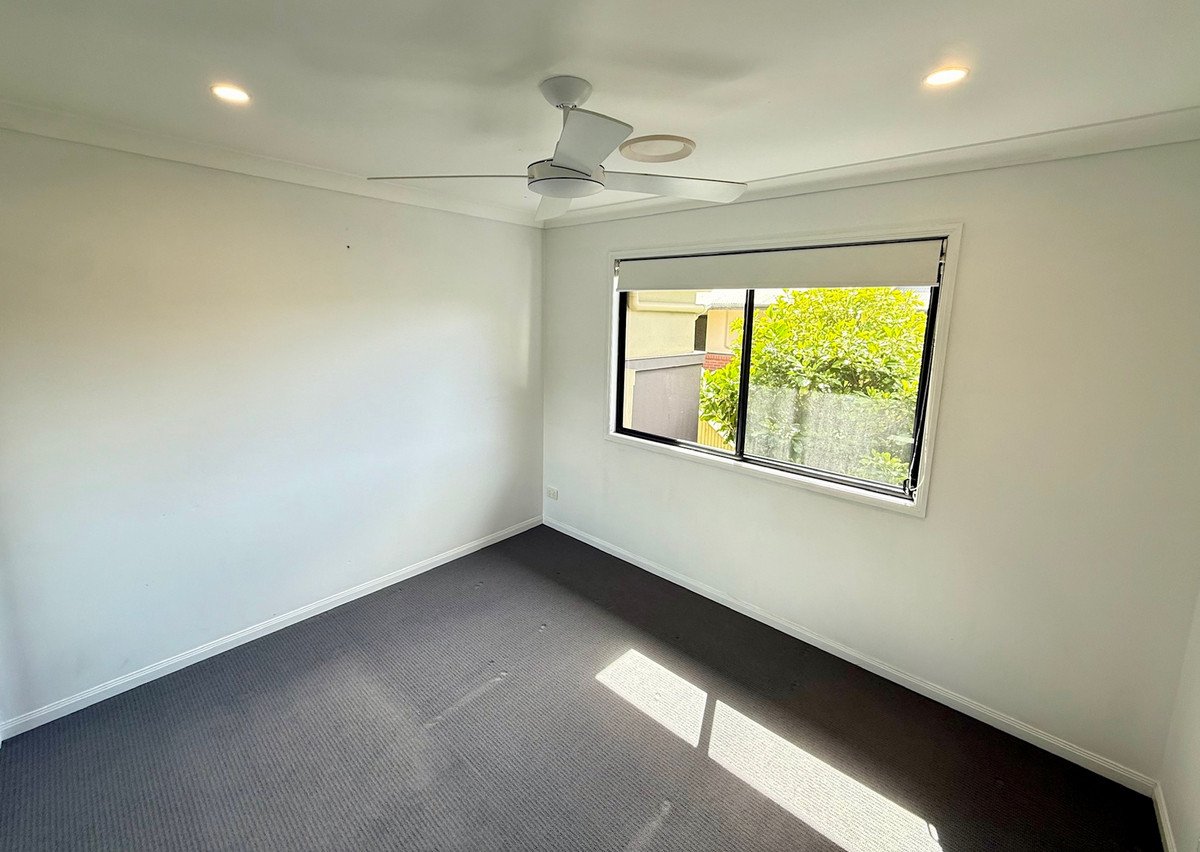 2/8 Gordon Street Labrador 9