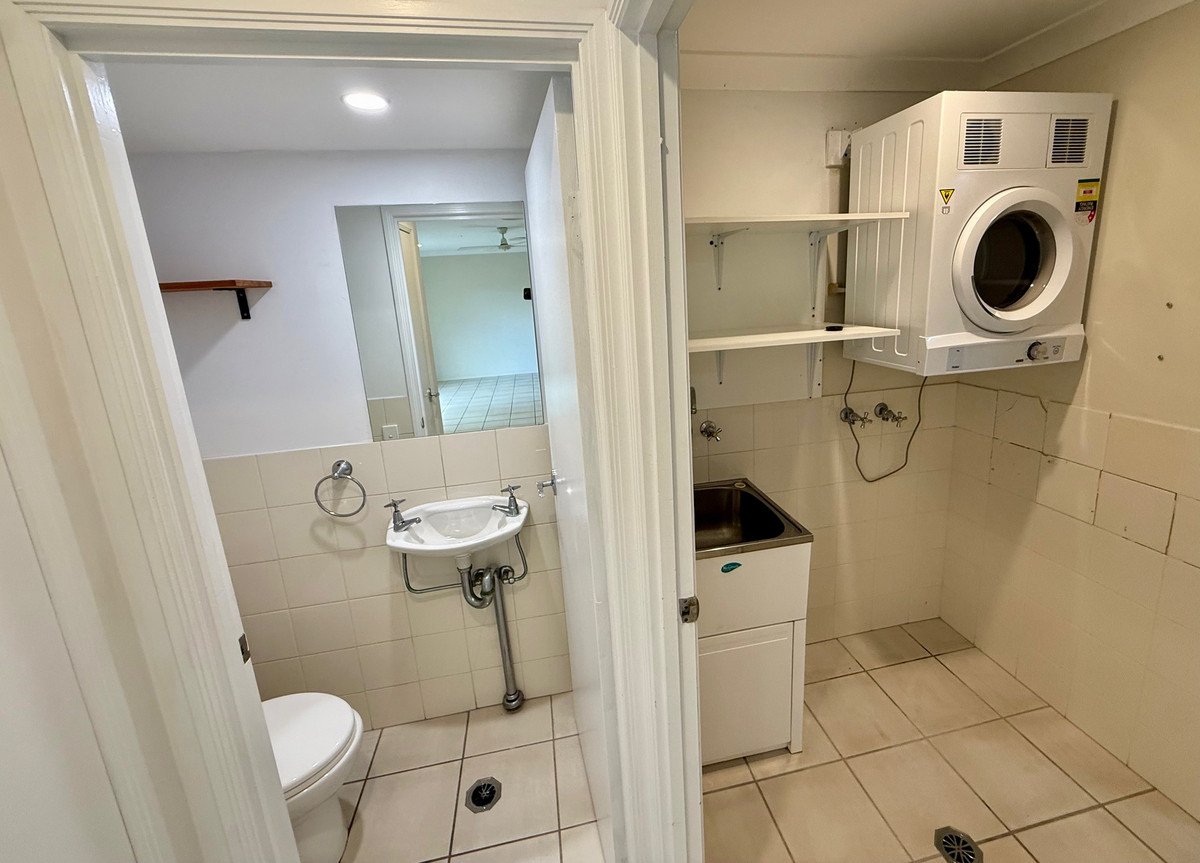 2/8 Gordon Street Labrador 12