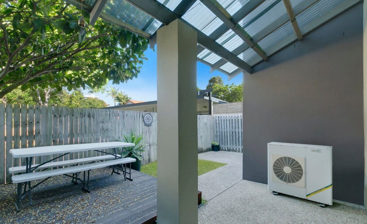 2/8 Gordon Street Labrador 13