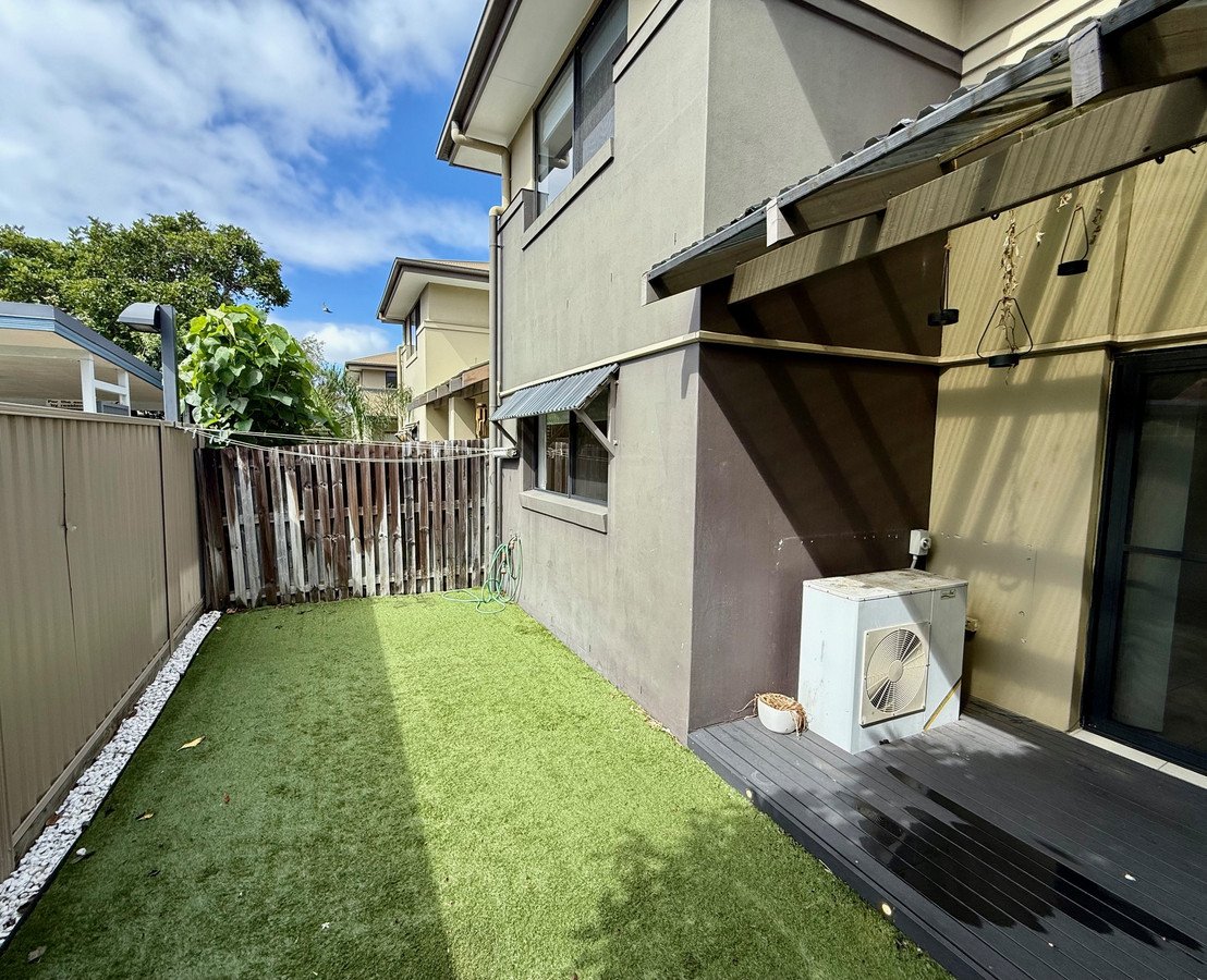 2/8 Gordon Street Labrador 14