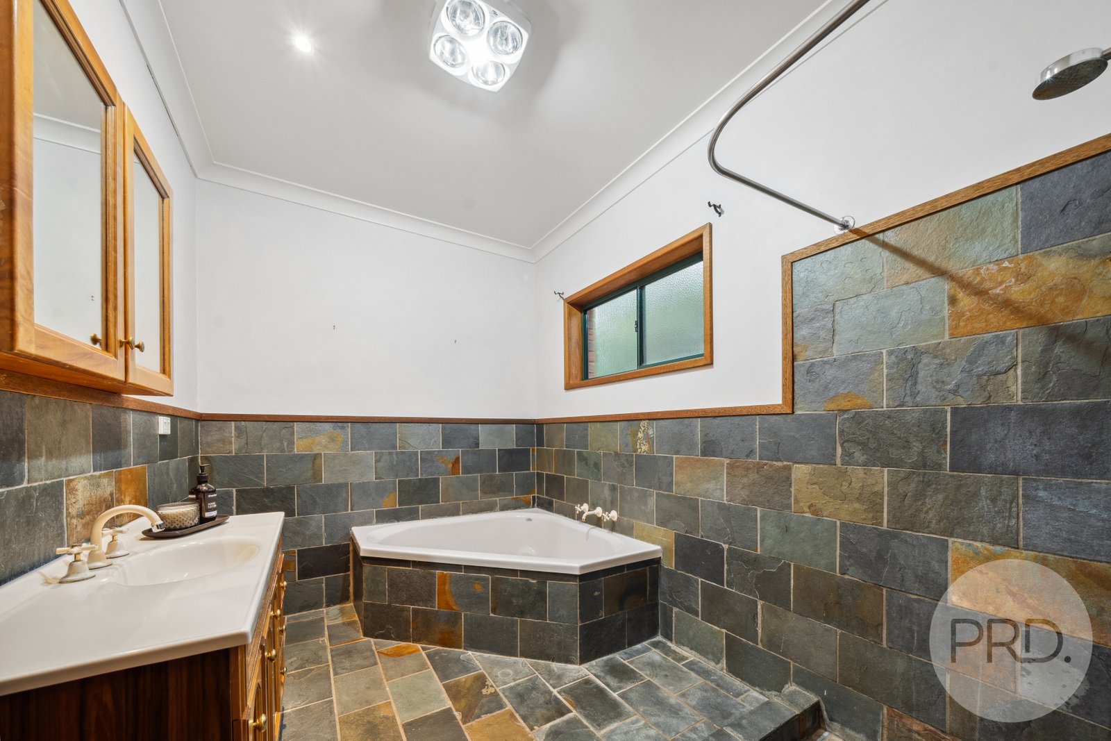 28 Lakehaven Drive LAKE ALBERT 21