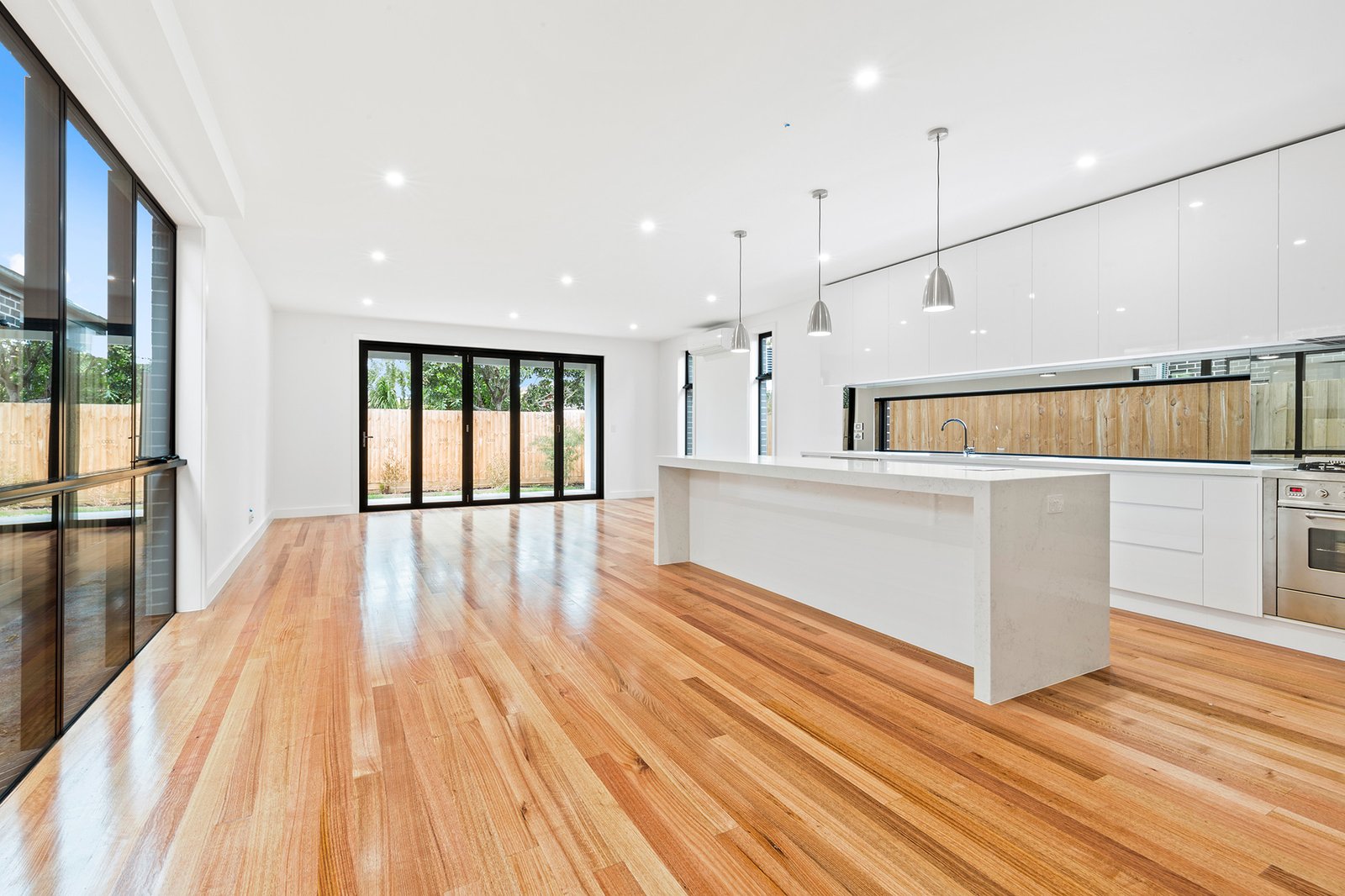 Gallery: 2/8 Lois Court