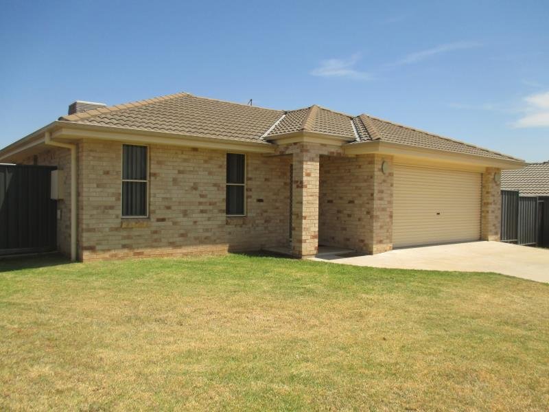 28 Rosella Drive TAMWORTH 1