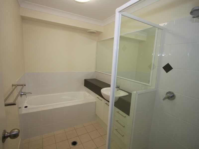 2/8 Soldierbird Place CARRARA 8