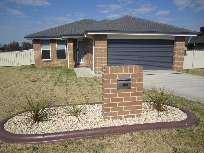 28 Tulipwood Crescent TAMWORTH 1