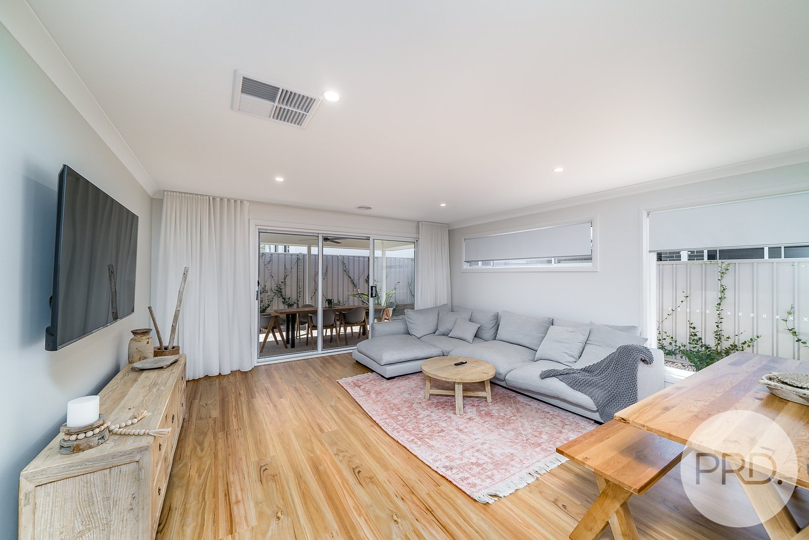 28 Turramia Crescent GOBBAGOMBALIN 5