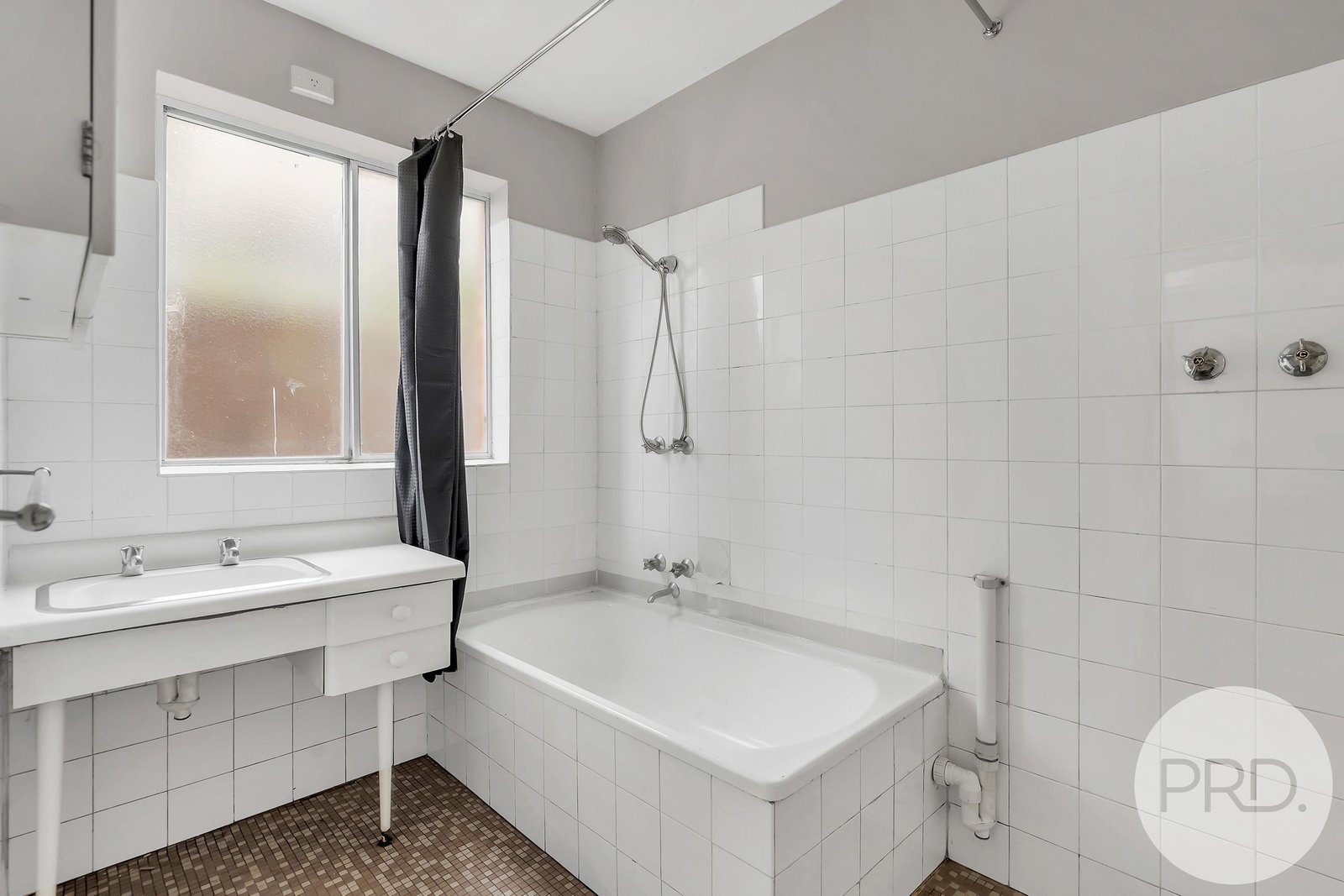 2/8 Wallace Avenue LENAH VALLEY 7