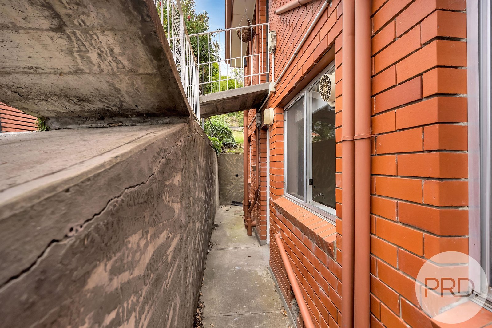 2/8 Wallace Avenue LENAH VALLEY 9