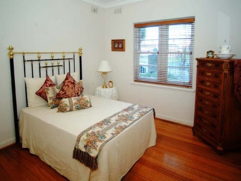 Gallery: 2/80 Kerferd Road