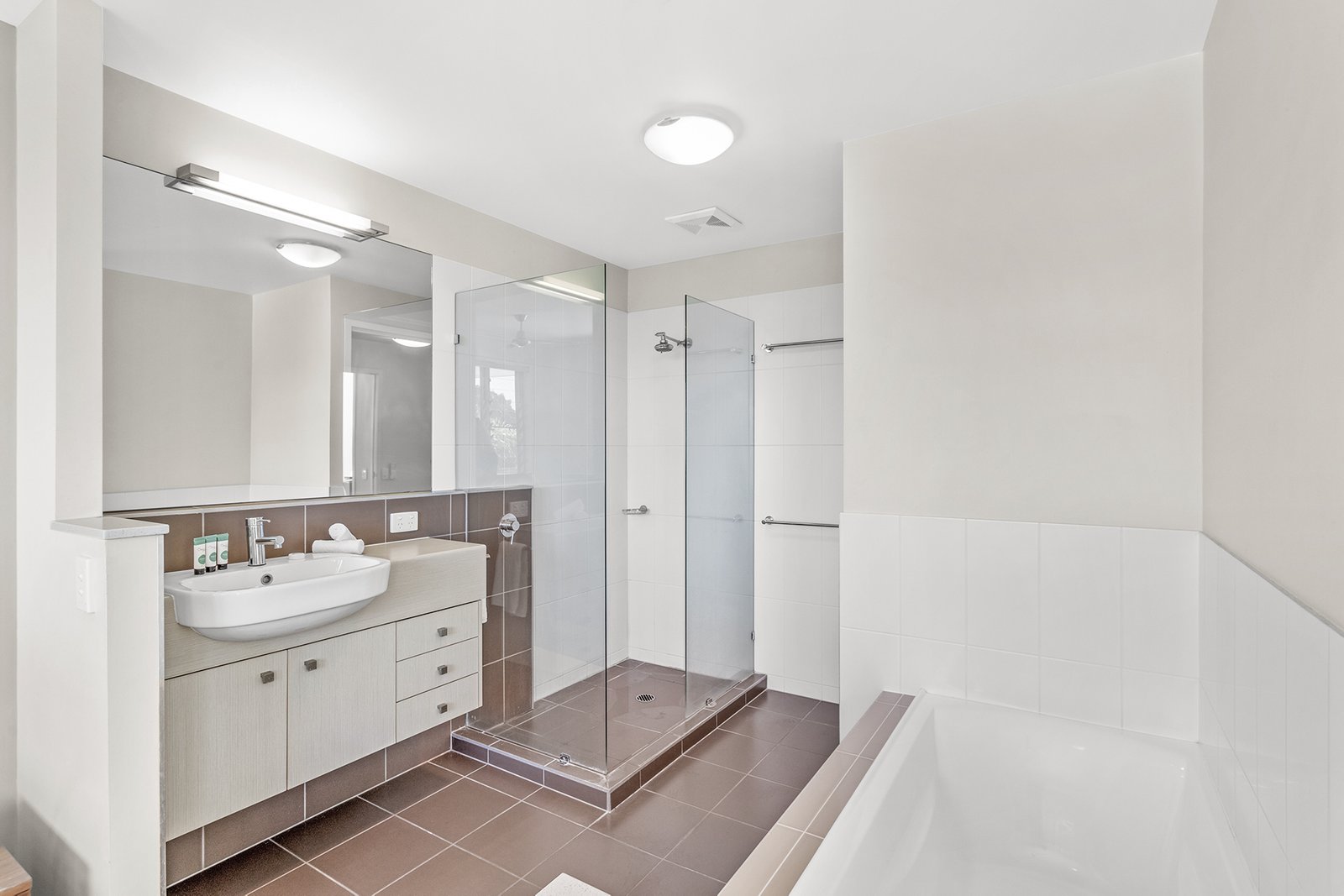 28/15 Flame Tree Court AIRLIE BEACH 16