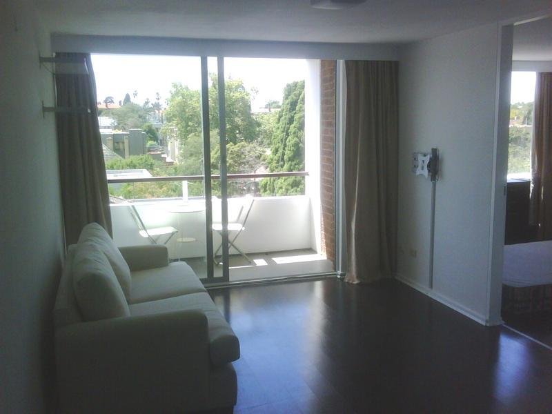 Gallery: 28/166 Toorak Road West