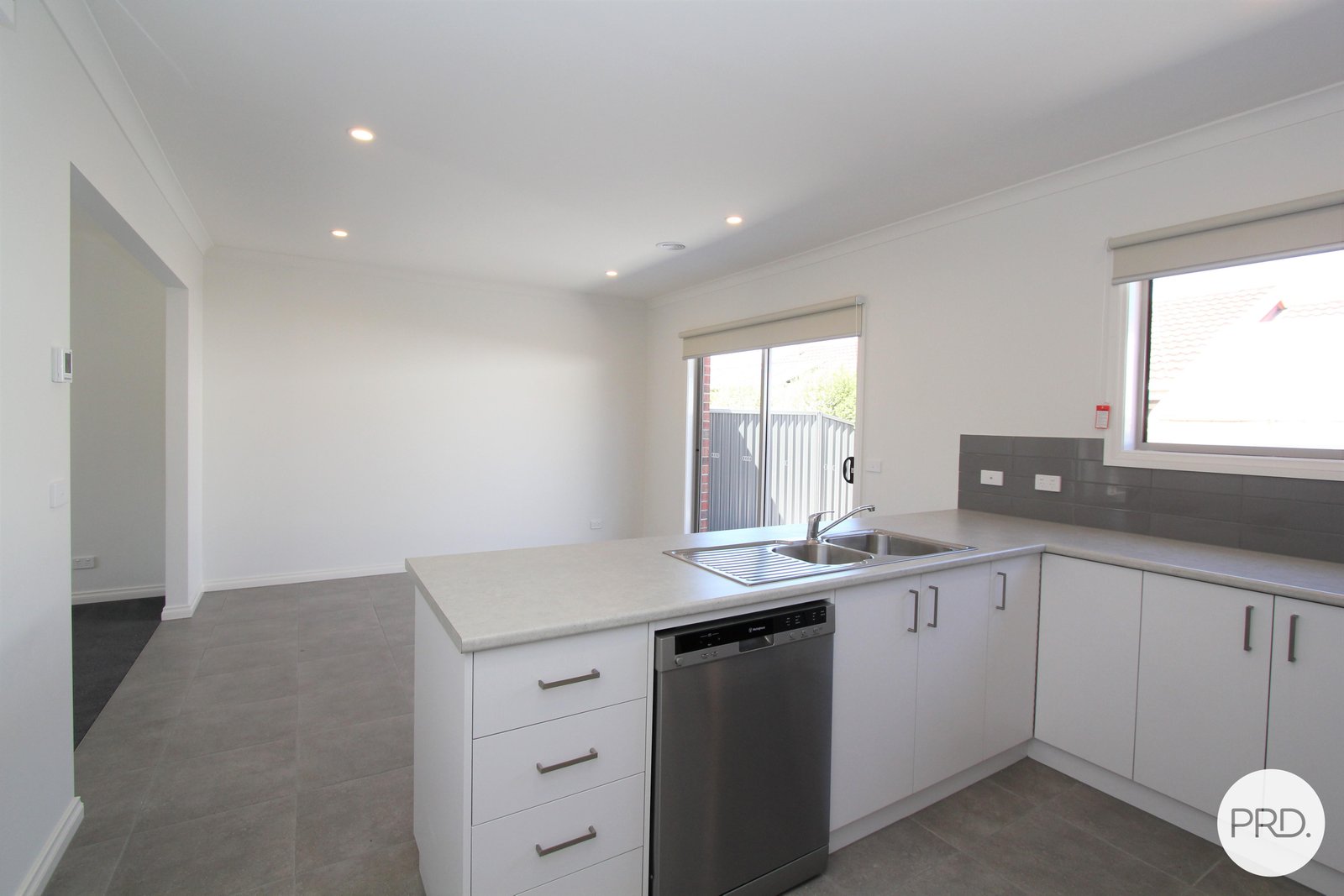 2/822 Geelong Road CANADIAN 3