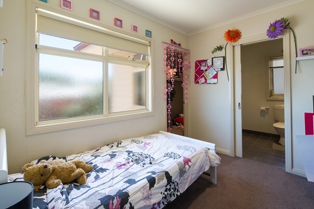 2/823 Barkly Street GOLDEN POINT 4