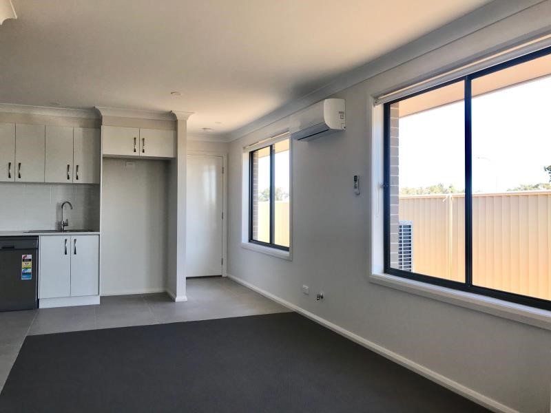 2/83 Kenny Drive TAMWORTH 2