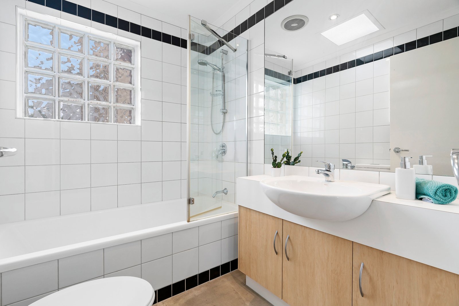 Real Estate and Property in 2/848 Glen Huntly Road, Caulfield South, VIC