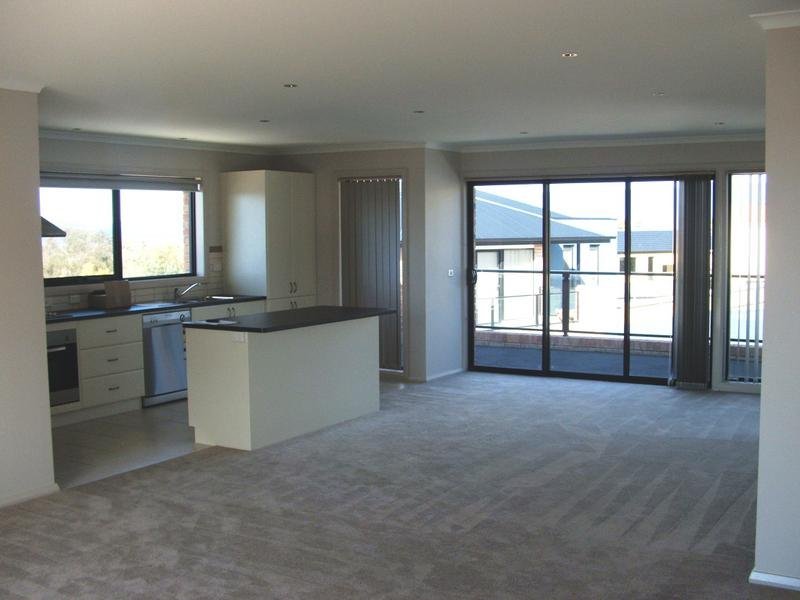 2/85 Diamond Drive BLACKMANS BAY 2