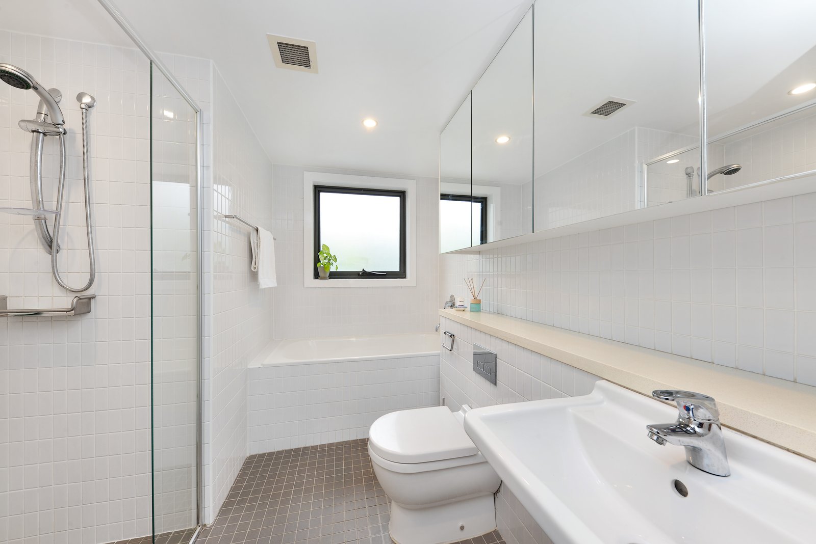 28/9-19 Myrtle Street BOTANY 9
