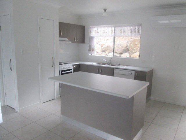 2/9 Amarula Drive CANNONVALE 3