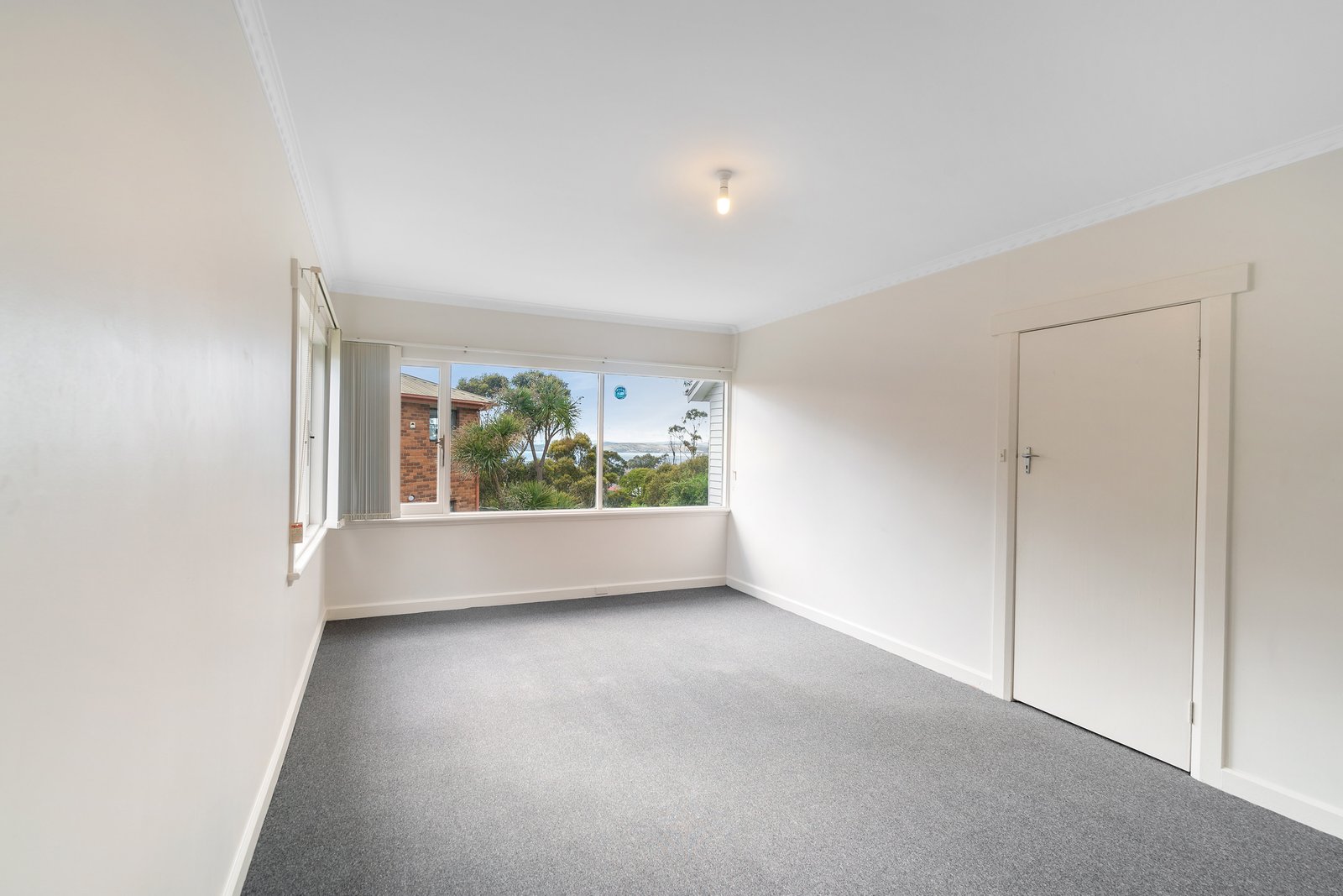 2/9 Dewrang Place MOUNT STUART 8