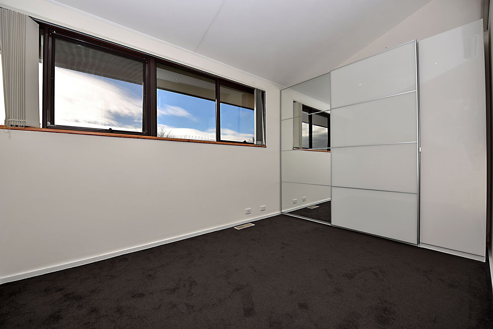 Gallery: 2/9 Grayling Crescent