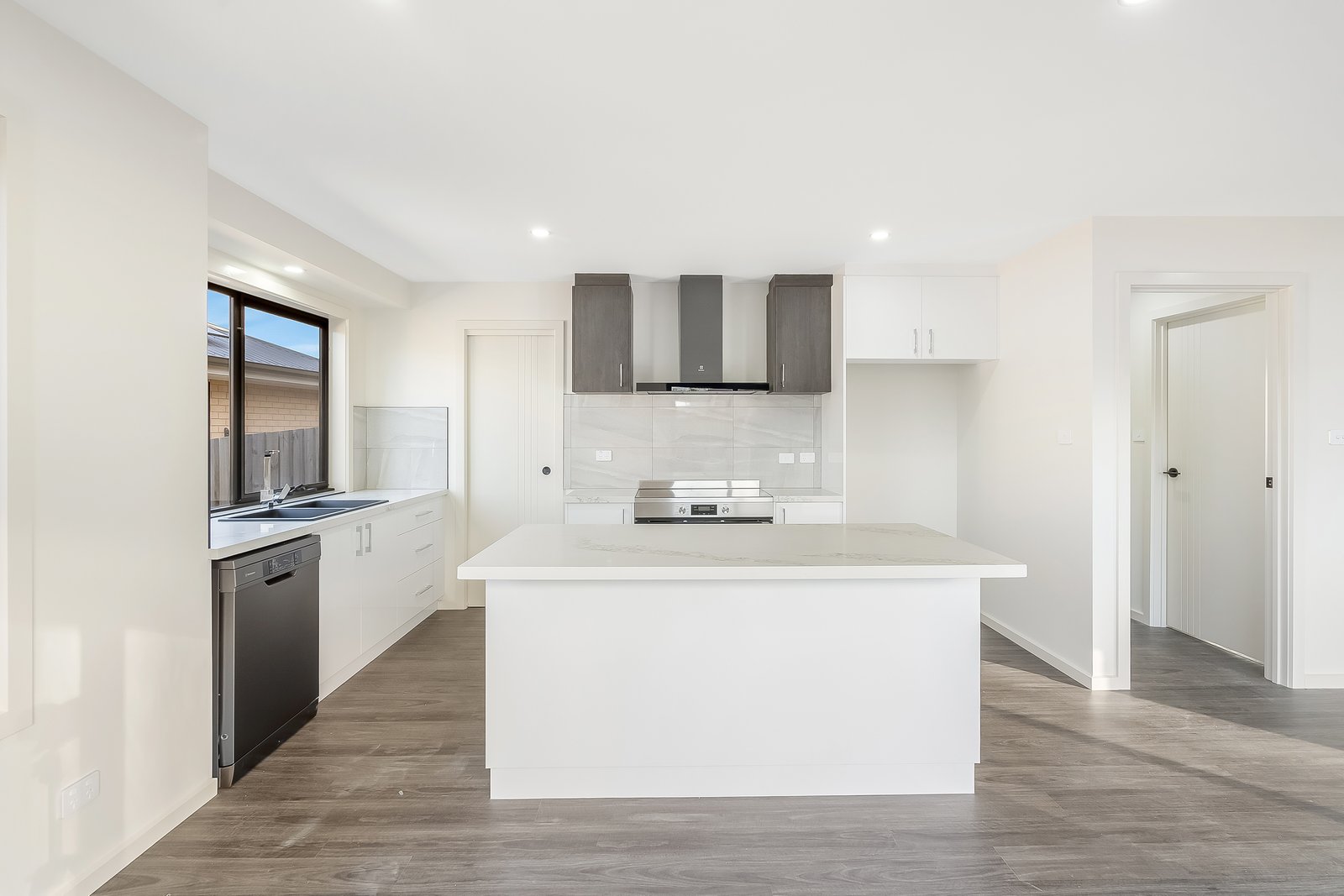 2/9 Nobel Drive NEW TOWN 4