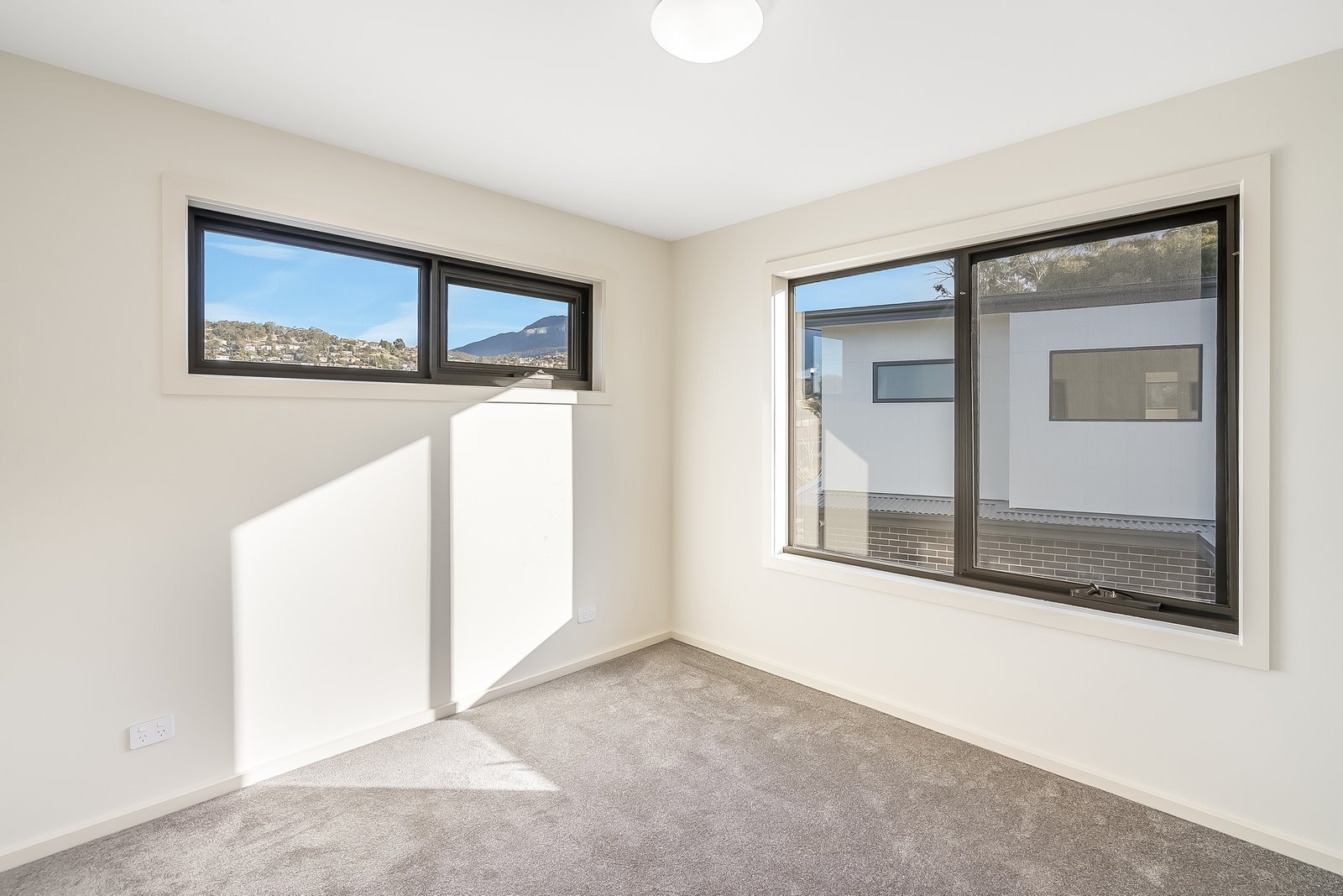 2/9 Nobel Drive NEW TOWN 8