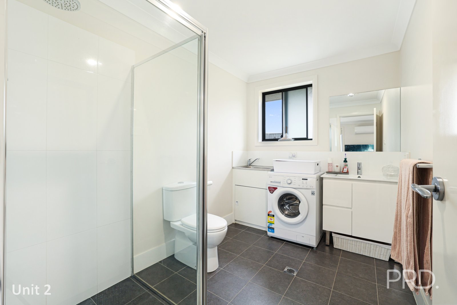 2/9 Reginald Drive TAMWORTH 5