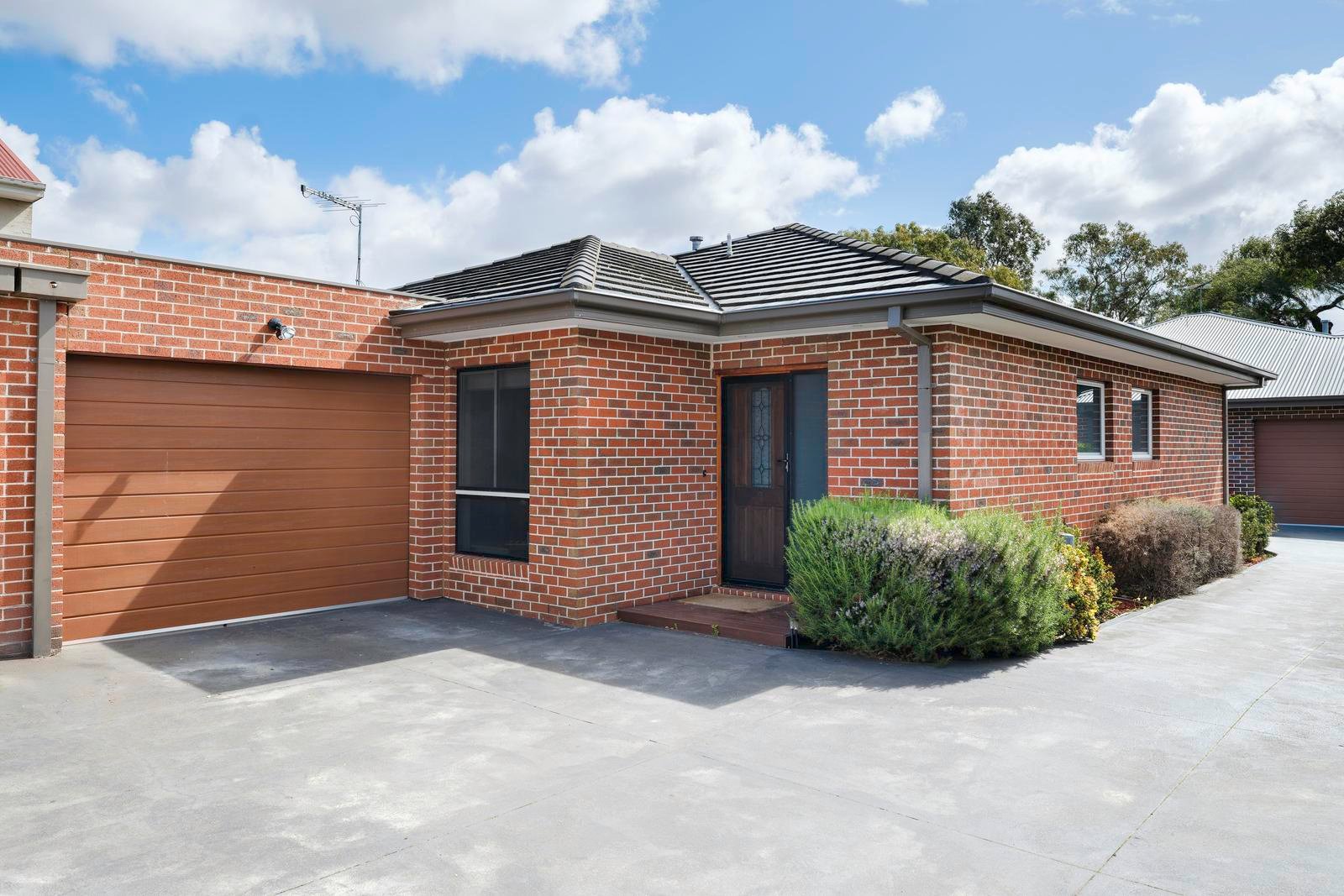 2/9 Sylvester Street, Oak Park VIC 3046
