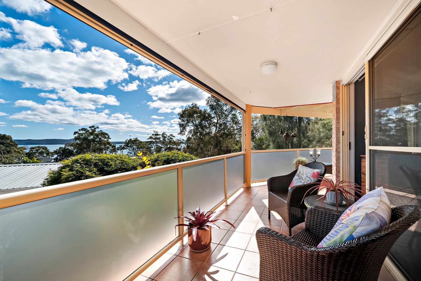 2/9 The Peninsula  CORLETTE 8