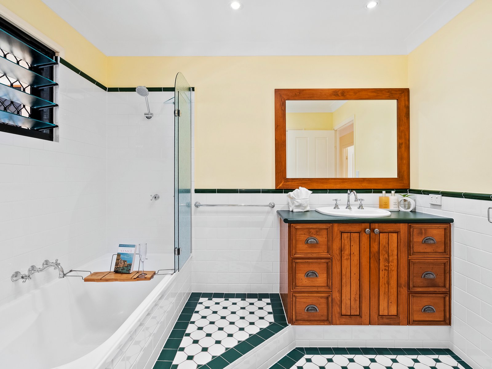 29 Twelfth Avenue PALM BEACH 19