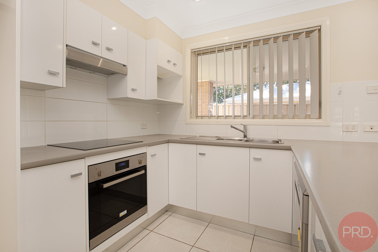 2/9 Windermere Road LOCHINVAR 2